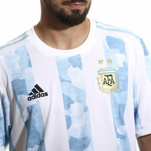 /F/S/FS6568_camiseta-color-blanco-y-celeste-adidas-argentina-2021-authentic_3_detalle-cuello-y-pecho-con-escudo.jpg