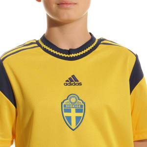 /G/K/GK5765_camiseta-adidas-suecia-nino-2022-2023-color-amarillo_3_detalle-cuello-y-pecho-con-escudo.jpg