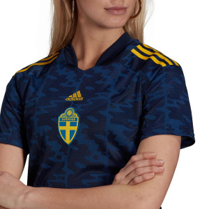 /G/K/GK5766_camiseta-adidas-2a-suecia-mujer-2022-2023-color-z-purpura-oscuro_3_detalle-cuello-y-pecho-con-escudo.jpg