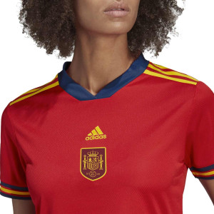 /G/K/GK9451_camiseta-adidas-espana-mujer-2022-2023-color-rojo_3_detalle-cuello-y-pecho-con-escudo.jpg