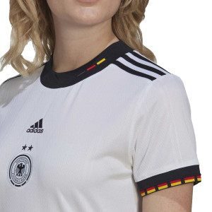 /G/K/GK9470_camiseta-adidas-alemania-mujer-2022-2023-color-blanco_3_detalle-cuello-y-pecho-con-escudo.jpg