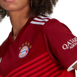 /G/R/GR0489_camiseta-adidas-bayern-mujer-2021-2022-color-rojo_3_detalle-cuello-y-pecho-con-escudo.jpg