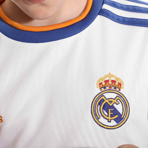 /G/R/GR3994-9_camiseta-adidas-real-madrid-nino-benzema-2021-2022-color-blanco_3_detalle-cuello-y-pecho-con-escudo.jpg