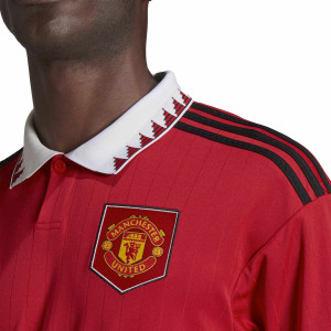 /H/1/H13881-10_camiseta-adidas-united-rashford-2022-2023-color-rojo_3_detalle-cuello-y-pecho-con-escudo.jpg
