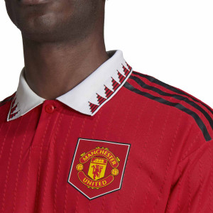 /H/1/H13889_camiseta-adidas-united-2022-2023-authentic-color-rojo_3_detalle-cuello-y-pecho-con-escudo.jpg