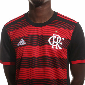 /H/1/H18340_camiseta-adidas-flamengo-2022-2023-color-rojo-y-negro_3_detalle-cuello-y-pecho-con-escudo.jpg