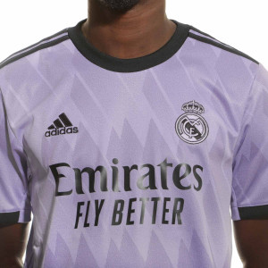 /H/1/H18489-9_camiseta-adidas-2a-real-madrid-benzema-2022-2023-color-purpura_3_detalle-cuello-y-pecho-con-escudo.jpg