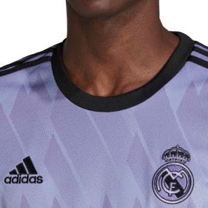 /H/1/H18489_camiseta-adidas-2a-real-madrid-2022-2023-color-purpura_3_detalle-cuello-y-pecho-con-escudo.jpg