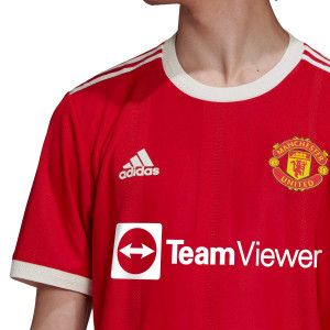 /H/3/H31090_camiseta-adidas-united-authentic-2021-2022-color-rojo_3_detalle-cuello-y-pecho-con-escudo.jpg