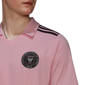 /H/4/H47820_camiseta-adidas-inter-miami-cf-2022-color-rosa_3_detalle-cuello-y-pecho-con-escudo.jpg