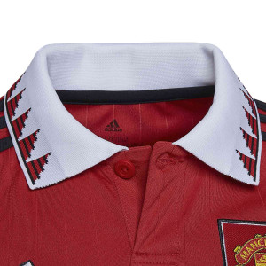 /H/6/H64049_camiseta-adidas-united-nino-2022-2023-color-rojo_3_detalle-cuello-y-pecho-con-escudo.jpg