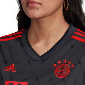 /H/6/H64104_camiseta-adidas-3a-bayern-mujer-2022-2023-color-negro_3_detalle-cuello-y-pecho-con-escudo.jpg