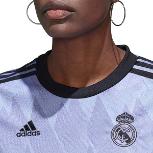 /H/A/HA2676_camiseta-adidas-2a-real-madrid-mujer-2022-2023-color-purpura_3_detalle-cuello-y-pecho-con-escudo.jpg