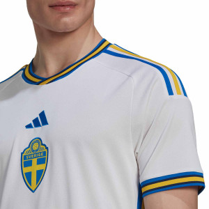 /H/C/HC2984_camiseta-adidas-2a-suecia-2022-2023-color-blanco_3_detalle-cuello-y-pecho-con-escudo.jpg
