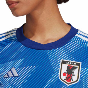 /H/C/HC6302_camiseta-adidas-japon-mujer-2022-2023-color-azul_3_detalle-cuello-y-pecho-con-escudo.jpg