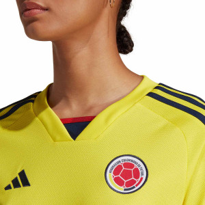 /H/D/HD8845_camiseta-adidas-colombia-mujer-2022-2023-color-amarillo_3_detalle-cuello-y-pecho-con-escudo.jpg
