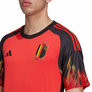 /H/D/HD9413_camiseta-adidas-belgica-2022-2023-authentic-color-rojo_3_detalle-cuello-y-pecho-con-escudo.jpg