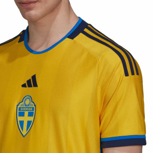 /H/D/HD9423_camiseta-adidas-suecia-2022-2023-color-amarillo_3_detalle-cuello-y-pecho-con-escudo.jpg