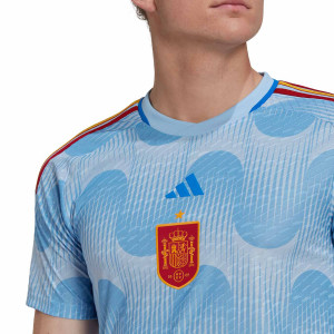 /H/E/HE2024_camiseta-adidas-2a-espana-2022-2023-authentic-color-z-azul-claro_3_detalle-cuello-y-pecho-con-escudo.jpg
