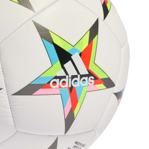 /H/E/HE3774-5_pelota-futbol-adidas-champions-2022-2023-training-talla-5-color-z-plata_3_detalle-logotipo.jpg