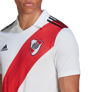 /H/E/HE6316_camiseta-adidas-river-plate-2022-2023-color-blanco_3_detalle-cuello-y-pecho-con-escudo.jpg