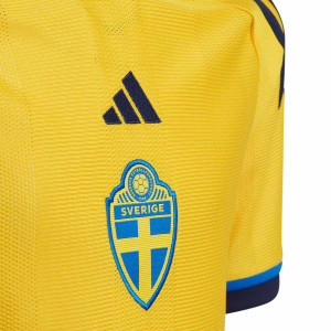 /H/E/HE6629_camiseta-adidas-suecia-nino-2022-2023-color-amarillo_3_detalle-logotipo-y-escudo.jpg