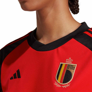 /H/E/HE6631_camiseta-adidas-belgica-mujer-2022-2023-color-rojo_3_detalle-cuello-y-pecho-con-escudo.jpg