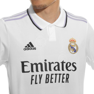 /H/F/HF0291-20_camiseta-adidas-real-madrid-2022-2023-vini-jr-color-blanco_3_detalle-cuello-y-pecho-con-escudo.jpg