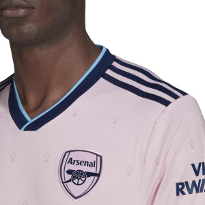 /H/F/HF0709_camiseta-adidas-3a-arsenal-2022-2023-color-rosa_3_detalle-cuello-y-pecho-con-escudo.jpg