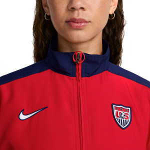 /H/F/HF1074-657_chaqueta-entretiempo-nike-usa-femenino-1999-reissue-color-rojo_3_detalle-cierre-cuello-y-pecho.jpg