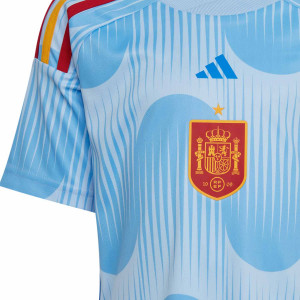 /H/F/HF1402_uniforme-adidas-2a-espana-nino-pequeno-2022-2023-color-azul_3_detalle-cuello-y-pecho-con-escudo.jpg