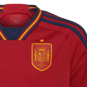 /H/F/HF1408_camiseta-adidas-espana-nino-2022-2023-color-rojo_3_detalle-cuello-y-pecho-con-escudo.jpg