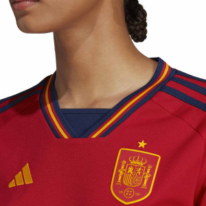 /H/F/HF1409_camiseta-adidas-espana-mujer-2022-2023-color-rojo_3_detalle-cuello-y-pecho-con-escudo.jpg