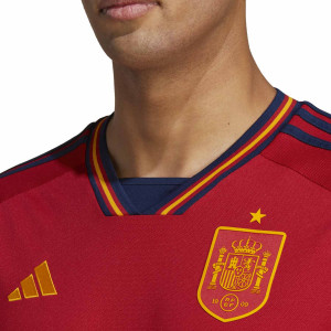 /H/F/HF1412_camiseta-manga-larga-adidas-espana-2022-2023-color-rojo_3_detalle-cuello-y-pecho-con-escudo.jpg