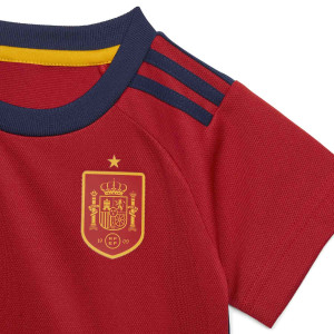 /H/F/HF1413_uniforme-adidas-espana-bebe-2022-2023-color-rojo_3_detalle-cuello-y-pecho-con-escudo.jpg