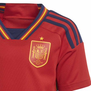 /H/F/HF1417_uniforme-adidas-espana-nino-pequeno-2022-2023-color-rojo_3_detalle-cuello-y-pecho-con-escudo.jpg