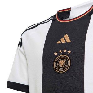 /H/F/HF1467_camiseta-adidas-alemania-nino-2022-2023-color-blanco_3_detalle-cuello-y-pecho-con-escudo.jpg