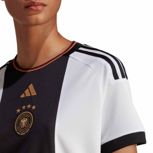/H/F/HF1474_camiseta-adidas-alemania-mujer-2022-2023-color-blanco_3_detalle-cuello-y-pecho-con-escudo.jpg