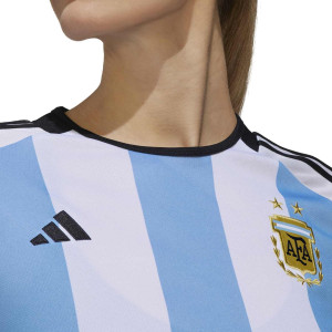 /H/F/HF1485_camiseta-adidas-argentina-mujer-2022-2023-color-blanco-y-z-azul-claro_3_detalle-cuello-y-pecho-con-escudo.jpg