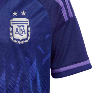 /H/F/HF1489_camiseta-adidas-2a-argentina-nino-2022-2023-color-purpura_3_detalle-cuello-y-pecho-con-escudo.jpg