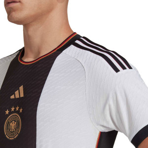 /H/F/HF1693-14_camiseta-adidas-alemania-musiala-2022-2023-authentic-color-blanco_3_detalle-cuello-y-pecho-con-escudo.jpg