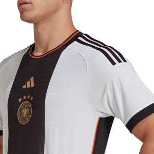 /H/F/HF1693_camiseta-adidas-alemania-2022-2023-authentic-color-blanco_3_detalle-cuello-y-pecho-con-escudo.jpg