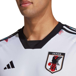 /H/F/HF1844_camiseta-adidas-2a-japon-2022-2023-color-blanco_3_detalle-cuello-y-pecho-con-escudo.jpg
