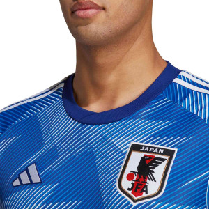 /H/F/HF1845_camiseta-adidas-japon-2022-2023-color-azul_3_detalle-cuello-y-pecho-con-escudo.jpg