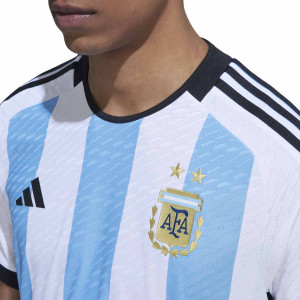 /H/F/HF2157_camiseta-adidas-argentina-2022-2023-authentic-color-blanco-y-z-azul-claro_3_detalle-cuello-y-pecho-con-escudo.jpg