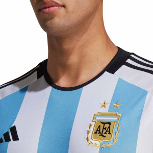 /H/F/HF2158-10_camiseta-adidas-argentina-2022-2023-color-blanco-y-azul_3_detalle-cuello-y-pecho-con-escudo.jpg