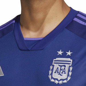 /H/F/HF2159_camiseta-adidas-2a-argentina-2022-2023-color-purpura_3_detalle-cuello-y-pecho-con-escudo.jpg