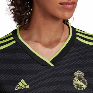 /H/I/HI1648_camiseta-adidas-3a-real-madrid-mujer-2022-2023-color-negro_3_detalle-cuello-y-pecho-con-escudo.jpg
