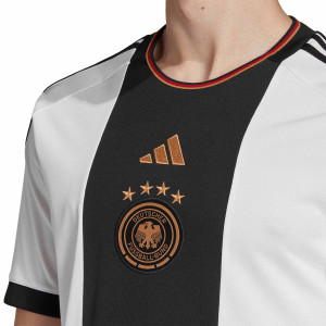 /H/J/HJ9606_camiseta-adidas-alemania-2022-2023-color-blanco_3_detalle-cuello-y-pecho-con-escudo.jpg