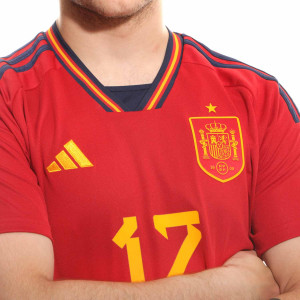 /H/L/HL1970-12_camiseta-adidas-espana-williams-jr--2022-2023-color-rojo_3_detalle-cuello-y-pecho-con-escudo.jpg